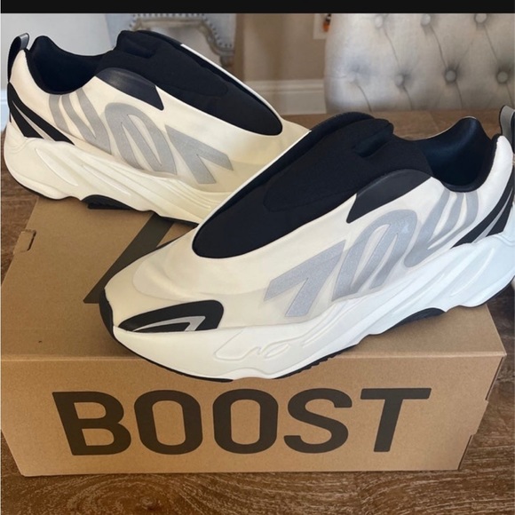 ADIDAS YEEZY 700 MEN’S SIZE 12